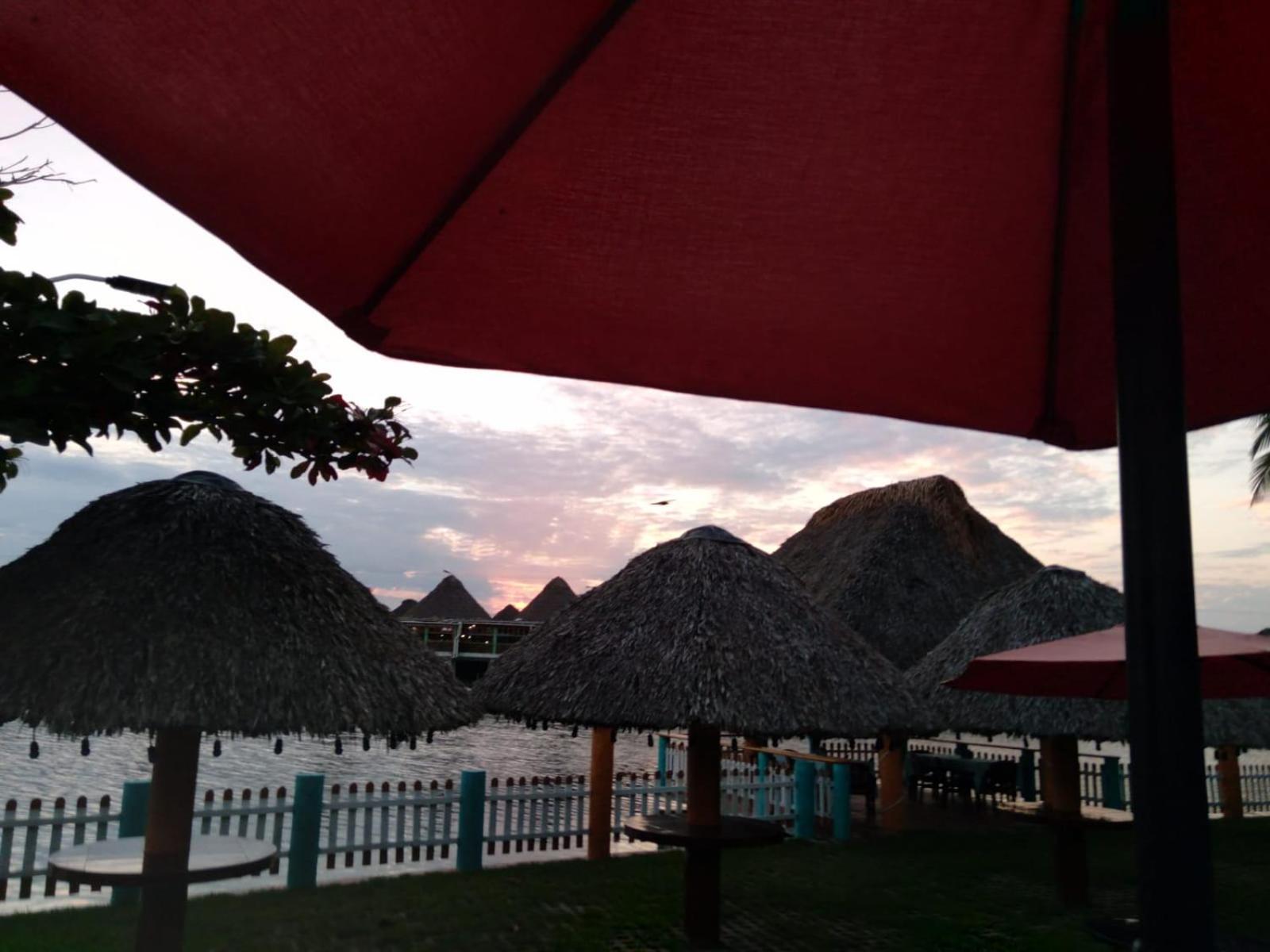 Hotel La Cueva Del Pirata กาสซีตาส ภายนอก รูปภาพ